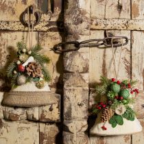 Itens Decoração rústica de parede com sinos de Natal, ramos de abeto de juta e pinhas.