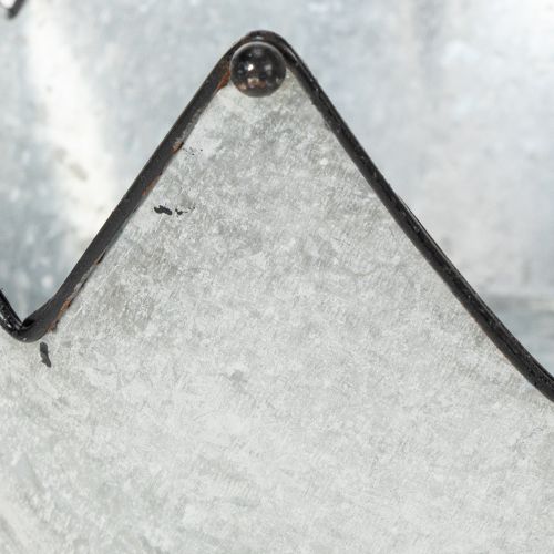 Itens Conjunto de 3 tigelas decorativas de metal em formato de coroa, com diâmetros de 26,5/22,5/19 cm.