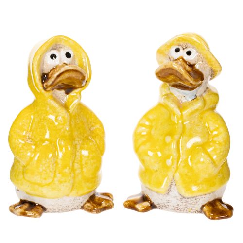 Conjunto de 4 figuras de patos em cerâmica com capa de chuva, perfeitas para decorar varandas e jardins. 11 cm de altura.