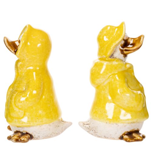 Itens Conjunto de 4 figuras de patos em cerâmica com capa de chuva, perfeitas para decorar varandas e jardins. 11 cm de altura.