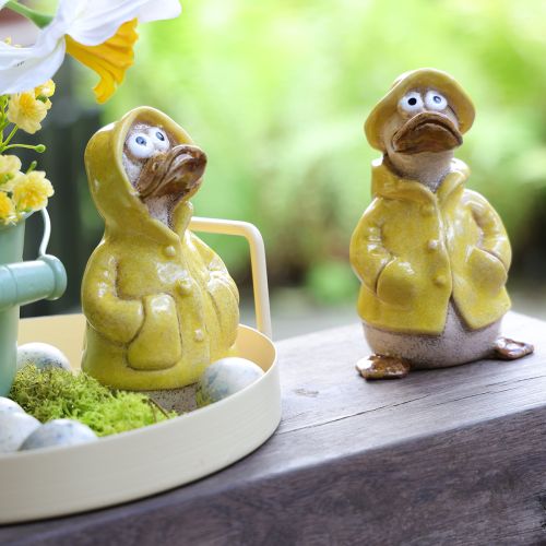 Itens Conjunto de 4 figuras de patos em cerâmica com capa de chuva, perfeitas para decorar varandas e jardins. 11 cm de altura.