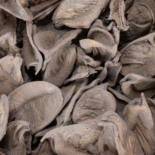 Itens Decoração de mesa com potpourri e nozes para uma atmosfera natural de verão.