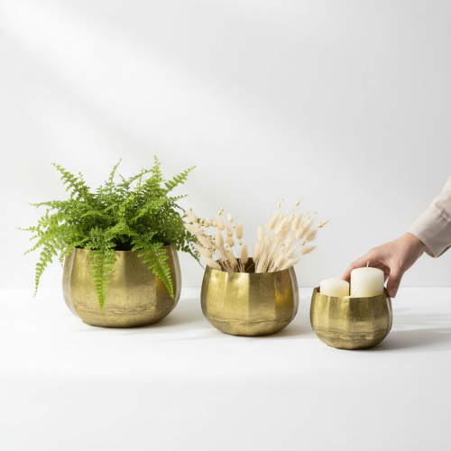 Itens Conjunto de 3 tigelas decorativas em latão, com diâmetros de 22, 18 e 14 cm.