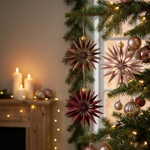 Itens Estrelas decorativas de papel para pendurar, perfeitas para decorações festivas.