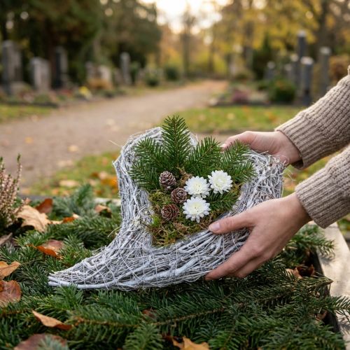 Conjunto de 2 peças para decoração de túmulo com arranjo de trepadeira branca em formato de coração (30x23cm). | Floristik24.pt