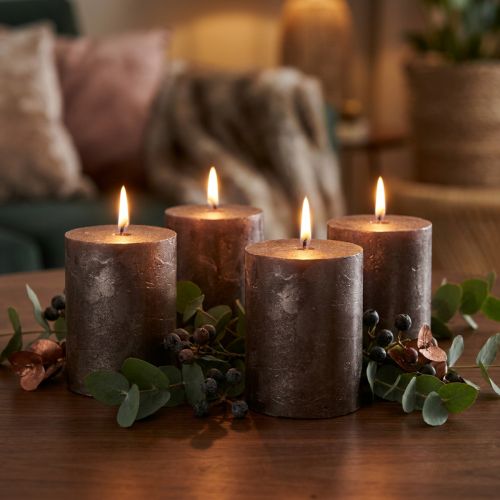 Conjunto de 4 velas cilíndricas marrons sólidas com acabamento metálico acobreado, 70×80mm – velas decorativas para estilo e aconchego. | Floristik24.pt