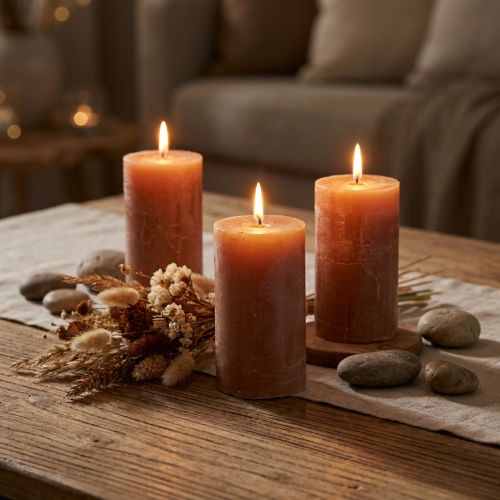 Conjunto de 4 velas decorativas em tom caramelo sólido, 70×120mm, com longa duração, ideais para decoração de casa e mesa. | Floristik24.pt
