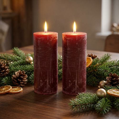 Conjunto de 2 velas cilíndricas vermelho-escuras com efeito mármore, 85x200mm – longa duração para momentos românticos e festivos. | Floristik24.pt