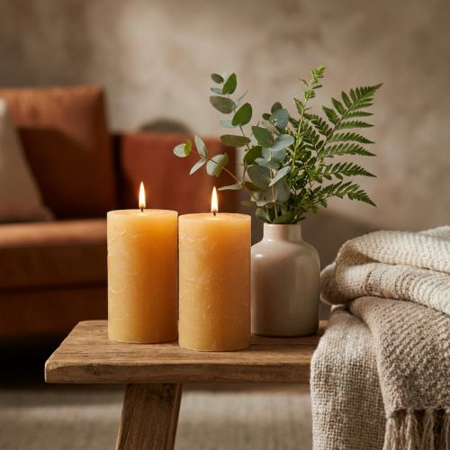 Conjunto de 2 velas cilíndricas de cor sólida, cor mel, 85×150mm, longa duração, criam um ambiente aconchegante, perfeitas para decoração de mesa. | Floristik24.pt