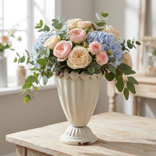 Pequeno vaso decorativo em forma de cálice, feito de metal, em estilo vintage. | Floristik24.pt