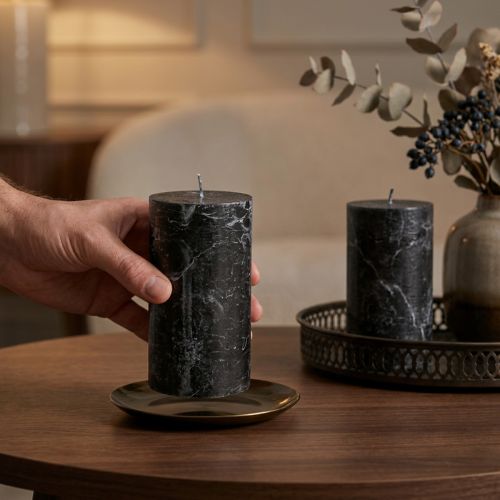 Velas pretas em formato de pilar, 85×150mm, 2 unidades, totalmente tingidas, elegantes para decoração e criação de ambiente. | Floristik24.pt