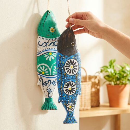 Itens Peixe colorido decoração de madeira para pendurar azul e verde 38cm 2 peças
