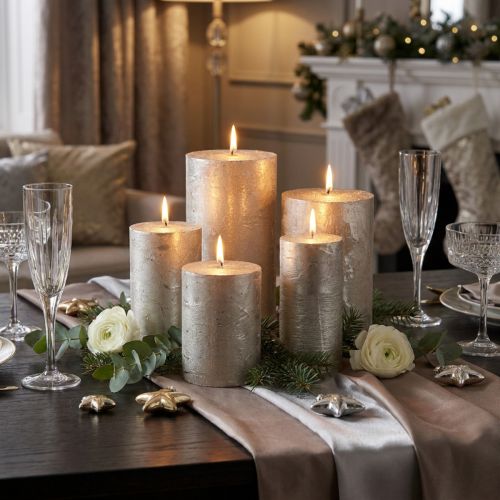 Itens Velas de pilar na cor platina, em diversos tamanhos, para uma decoração elegante.