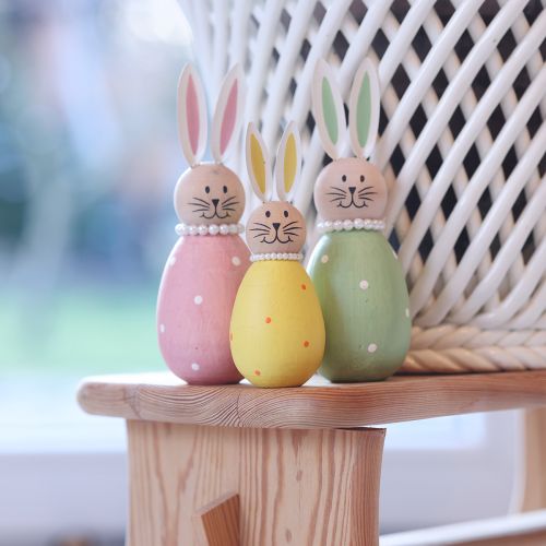 Itens Figuras decorativas de coelhos em madeira em tons pastel, coelhinhos da Páscoa com colar de pérolas, 14,5 x 5 cm, conjunto de 3 peças.