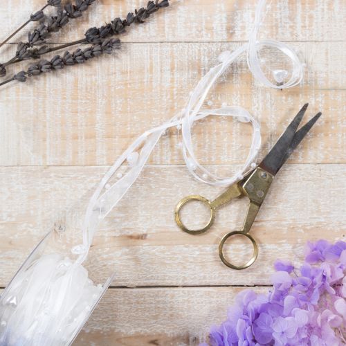 Itens Fita de organza branca para decoração de casamento, 10mm x 5m, com corações e pérolas.