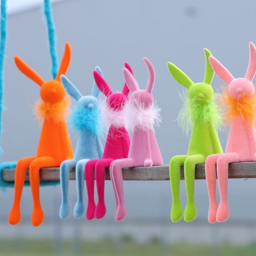 Itens Estatueta de coelho da Páscoa com estola de penas, para decoração de prateleira, figura decorativa de Páscoa, 27 cm, 2 peças