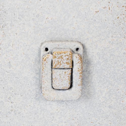 Itens Bolsa metálica, com design moderno e aconchegante, ideal para uso interno e externo, 28 cm.