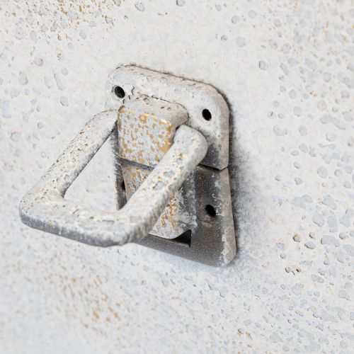 Itens Bolsa metálica, com design moderno e aconchegante, ideal para uso interno e externo, 28 cm.