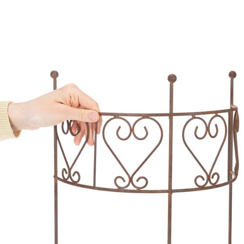 Itens Treliça semicircular com ornamento em forma de coração. Perfeita para decoração de jardim rústico. 42 cm
