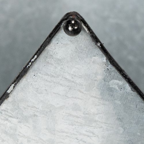 Itens Conjunto de 3 vasos decorativos em metal zinco com coroa, diâmetros de 21,5/19,5/17 cm.