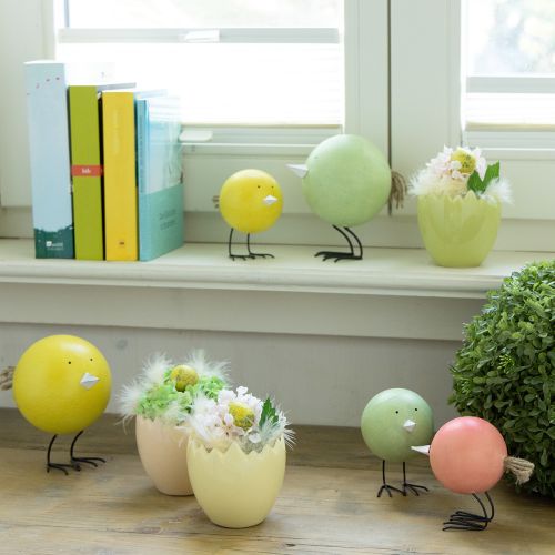 Itens Conjunto de 3 pintinhos decorativos, um enfeite alegre para a primavera e a Páscoa, 12 cm de altura.