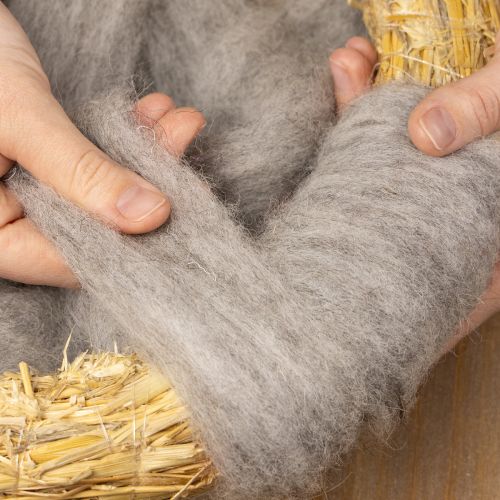 Itens Cordão de lã decorativo cinza-natural de 2m, lã feltrada para artesanato e floricultura.