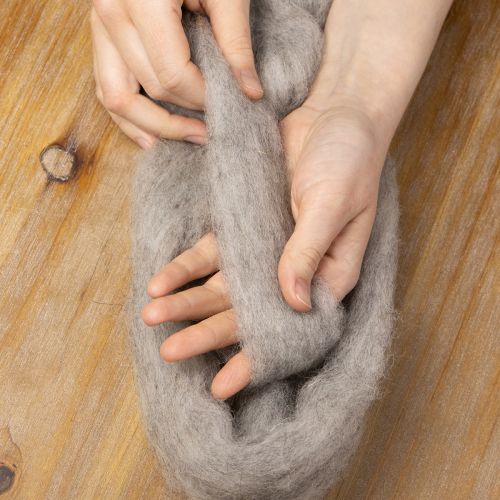 Itens Cordão de lã decorativo cinza-natural de 2m, lã feltrada para artesanato e floricultura.