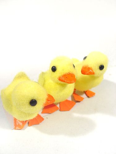 Floristik24 Pintinho com pés de arame 8cm 12pcs. amarelo alaranjado