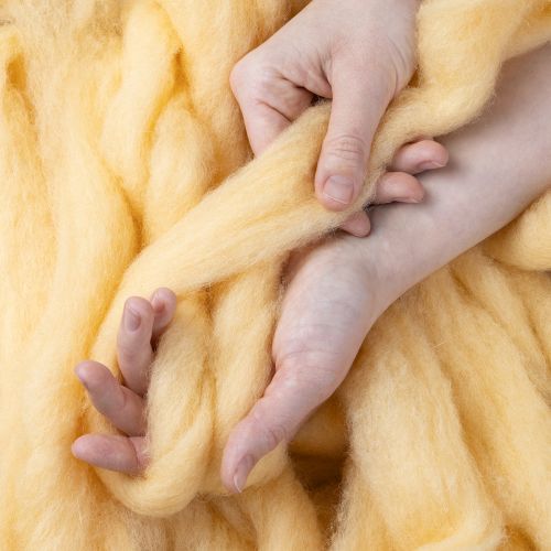 Itens Cordão de lã, fita de lã, laranja creme, 10m de lã para coroas e arranjos.