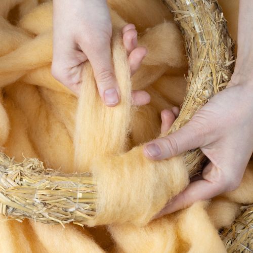 Itens Cordão de lã, fita de lã, laranja creme, 10m de lã para coroas e arranjos.