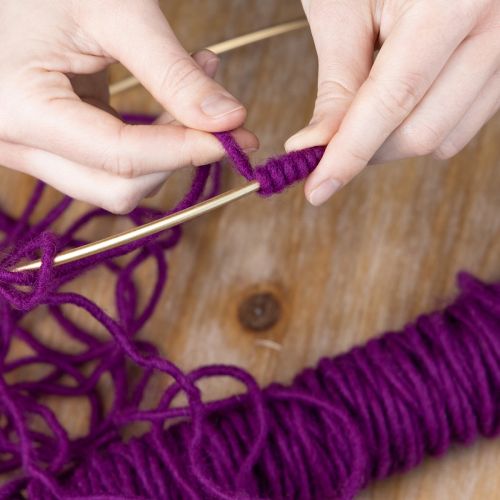 Itens Cordão de lã roxo, 55m, fio decorativo para arranjos florais e artesanato.