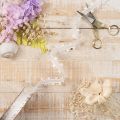 Fita decorativa branca com corações para ideias criativas de artesanato, 20 mm x 15 m | Floristik24.pt