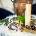 Floristik24 Decoração de mesa de bolota de cerâmica dourada decorativa de Natal 13,5 cm 2 unidades