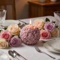 Vela esférica com motivo de rosa como decoração romântica de mesa. | Floristik24.pt