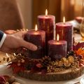 Conjunto de 4 velas cilíndricas na cor bordô, 70x80mm, para uma decoração elegante e longa duração. | Floristik24.pt