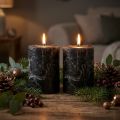 Conjunto de 2 velas pretas em formato de pilar, tingidas por completo, 85x120mm, estilo rústico para decoração de mesa. | Floristik24.pt