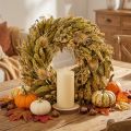 Coroa decorativa seca com cardos e painço em tons de verde-oliva, estilo campestre natural, Ø28cm, versátil para decoração de parede e mesa. | Floristik24.pt