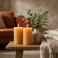 Conjunto de 2 velas cilíndricas de cor sólida, cor mel, 85×150mm, longa duração, criam um ambiente aconchegante, perfeitas para decoração de mesa. | Floristik24.pt