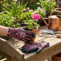 Luvas de jardinagem Kixx, pretas com flores rosa, tamanho 8 | Floristik24.pt