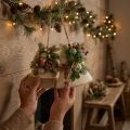 Decoração rústica de parede com sinos de Natal, ramos de abeto de juta e pinhas. | Floristik24.pt