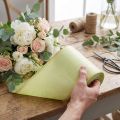 Fita para guirlanda em moiré, verde claro com borda dourada, 175 mm x 25 m, decoração de alta qualidade para arranjos florais. | Floristik24.pt