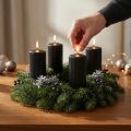 Elegantes velas pretas em formato de pilar com design canelado, 70/130 mm, conjunto de 4 - Velas decorativas versáteis para o Advento e celebrações. | Floristik24.pt