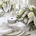 Luxuosa fita de seda prateada com design elegante de penas - ideal para casamentos e ocasiões festivas. Largura 25 mm, comprimento 15 m. | Floristik24.pt