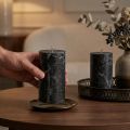 Velas pretas em formato de pilar, 85×150mm, 2 unidades, totalmente tingidas, elegantes para decoração e criação de ambiente. | Floristik24.pt