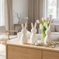 Conjunto de 3 peças com 13 cm de comprimento, composto por uma estatueta decorativa de coelho com um visual plissado, ideal para decoração de interiores moderna, sala de estar ou escritório. | Floristik24.pt