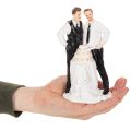 Topo de bolo representando um casal masculino com um bolo, 16,5 cm | Floristik24.pt